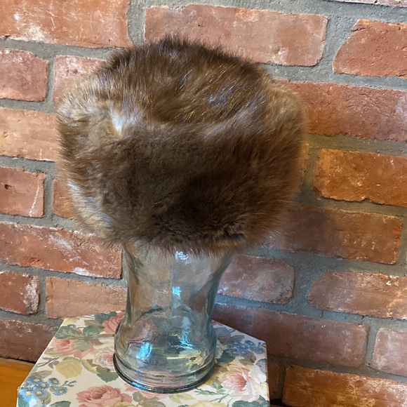 Excellent condition, vintage fur hat. Made in Montreal. - Picture 3 of 6